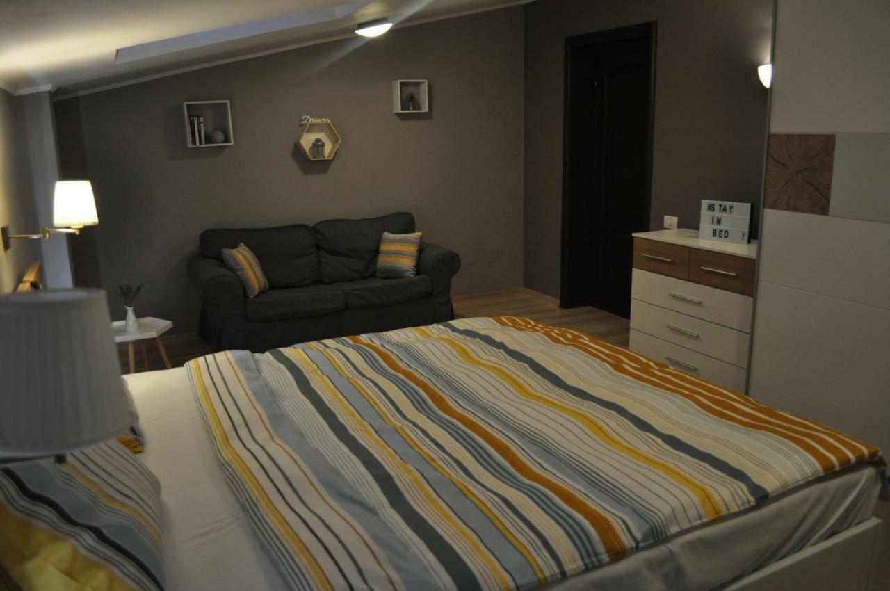 Sleep & Fly Apartment Отопень Екстер'єр фото