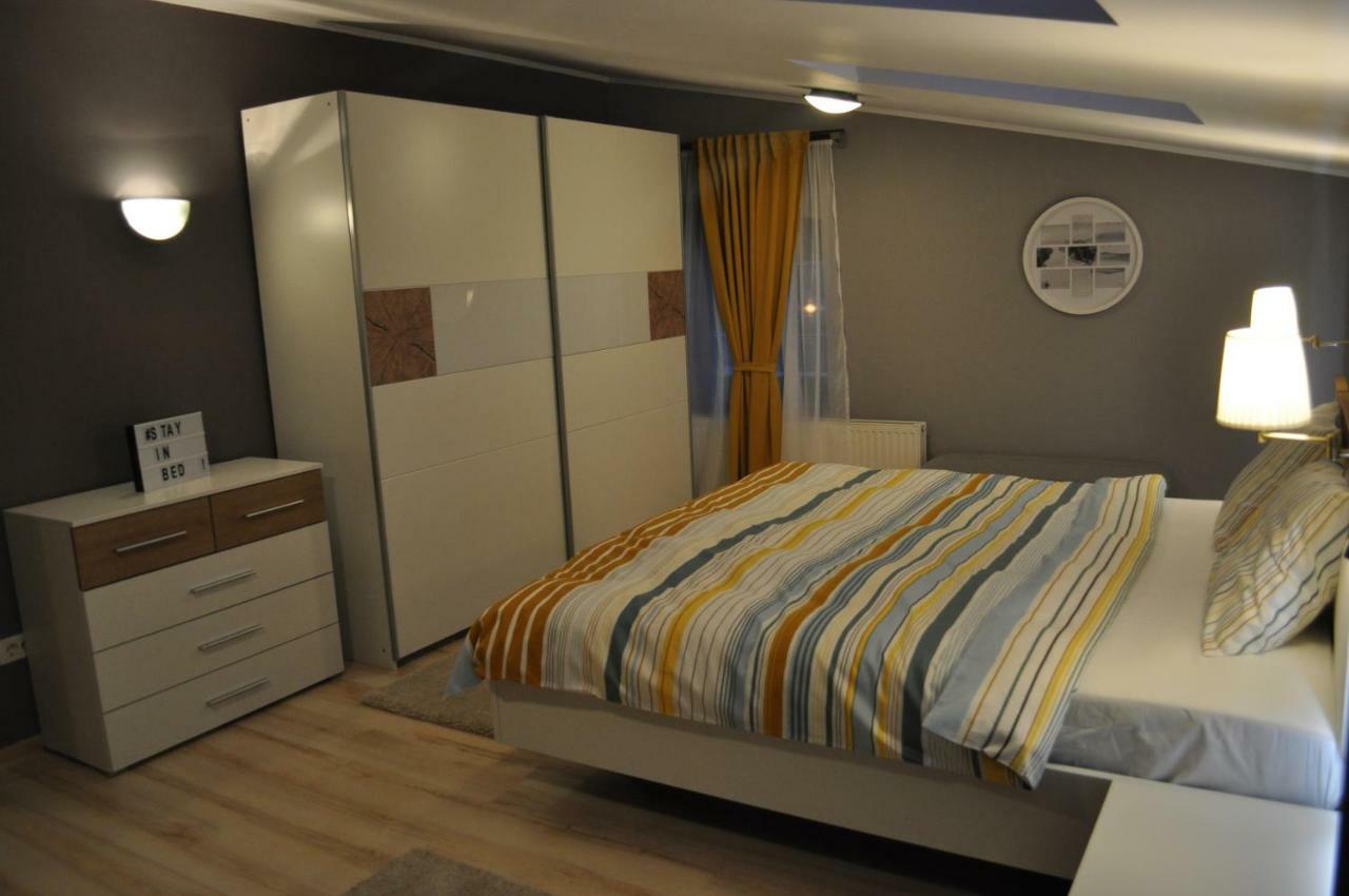 Sleep & Fly Apartment Отопень Екстер'єр фото